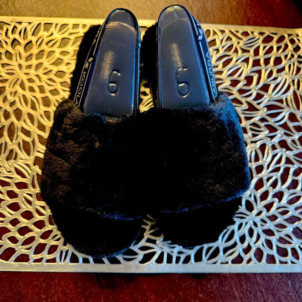 Kookaburra UGG’s. Size 9 NWT AND BOX Black in color never worn